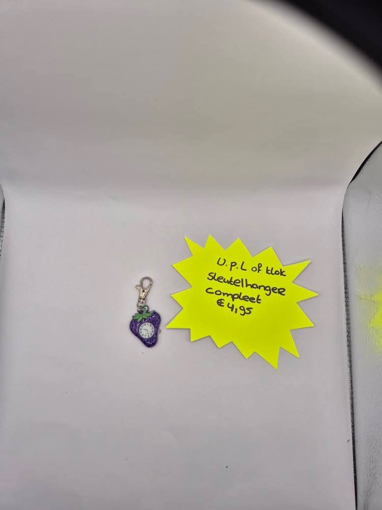 v.p.l sleutelhanger aarbei paars