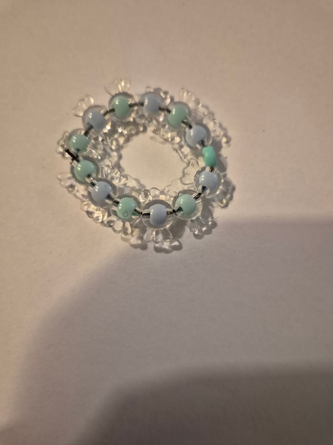 zelf gemaakte kinderarmbandjes