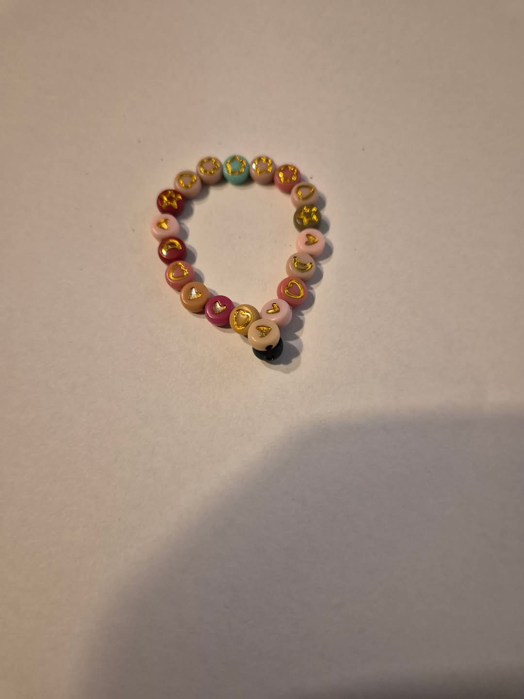 zelf gemaakte kinderarmbandjes